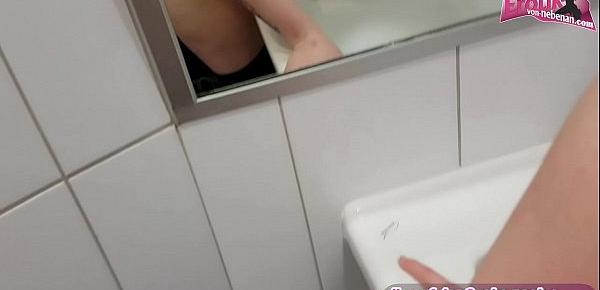  Deutsche Ex Freundin fickt auf einer Toilette ganz normales mädchen